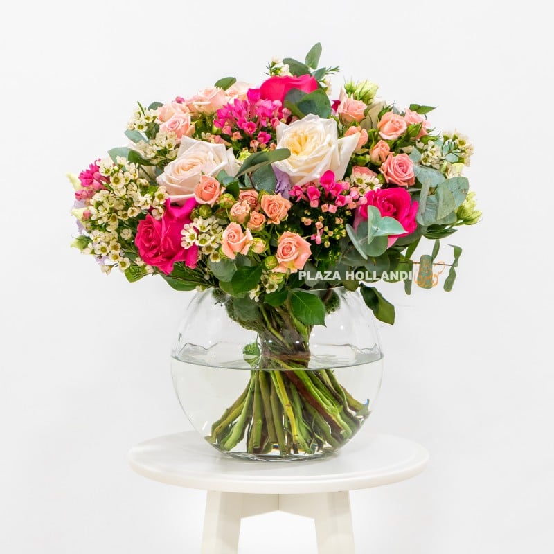 2 Bouquet of pink flowers in a glass vase