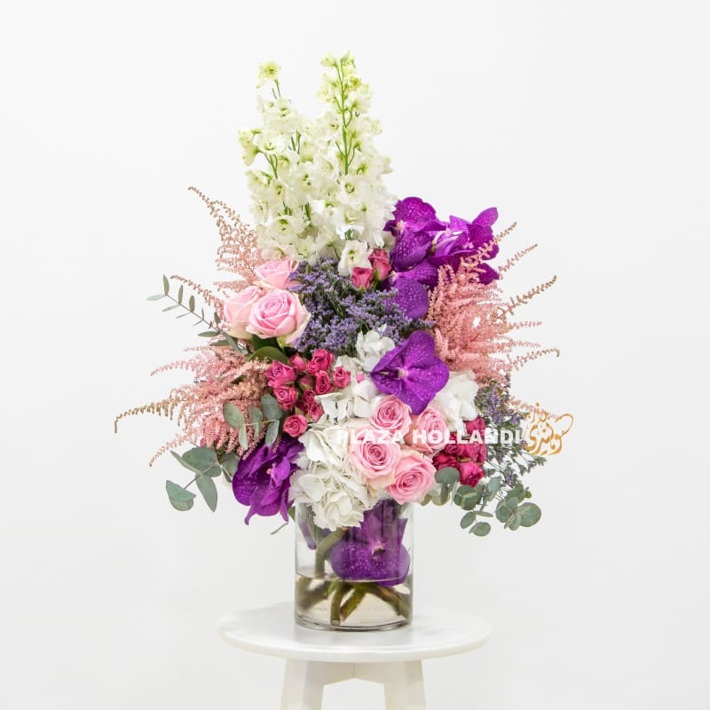 1 Plaza Hollandi Flower Arrangement