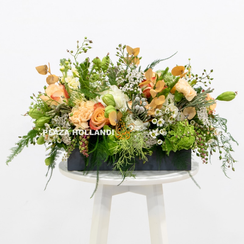 1 loose natural flower design in a wooden box