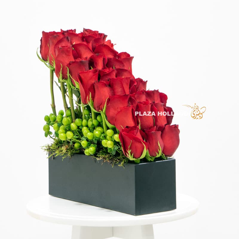 15.3 24 red roses in a black box