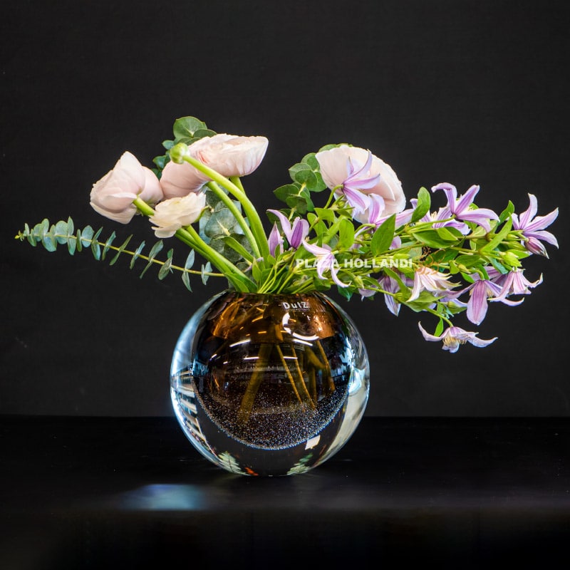 5 Dutz crystal vase with ranunculus and clematis