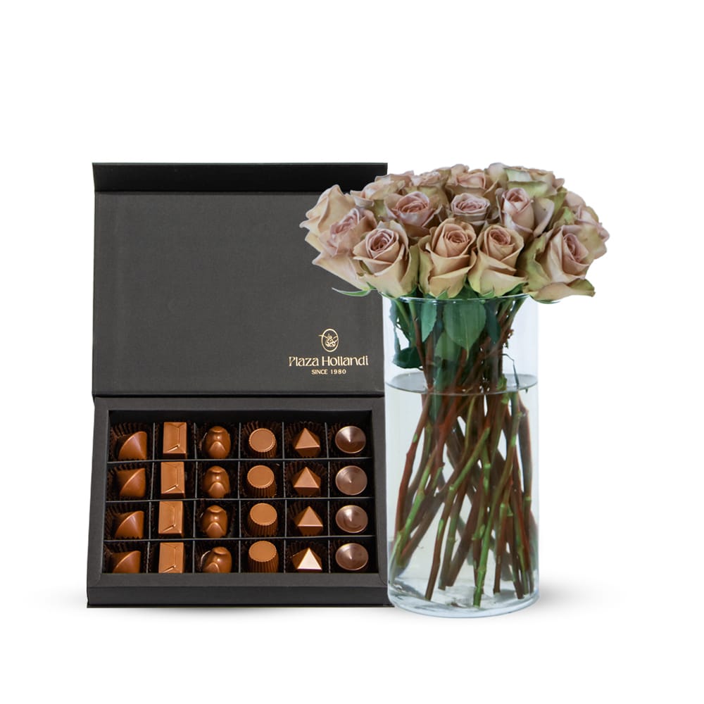 J 25 Amnesia Roses with Glass Vase and Dessert Chocolate