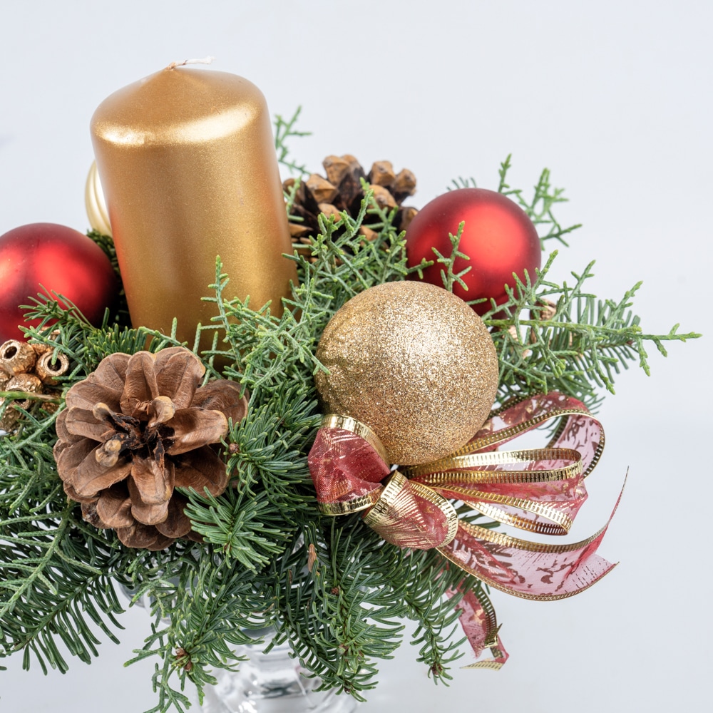 DSC05601 Elegant Centerpiece Arrangement with Candle, Ornaments in Glass Vase