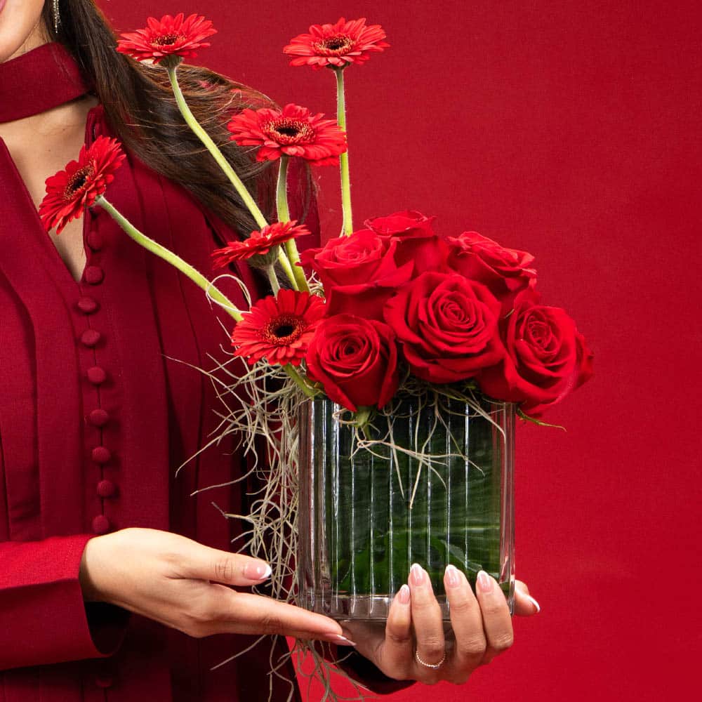 9 Romantic Red Roses & Gerbera in Glass Vase (35 cm)