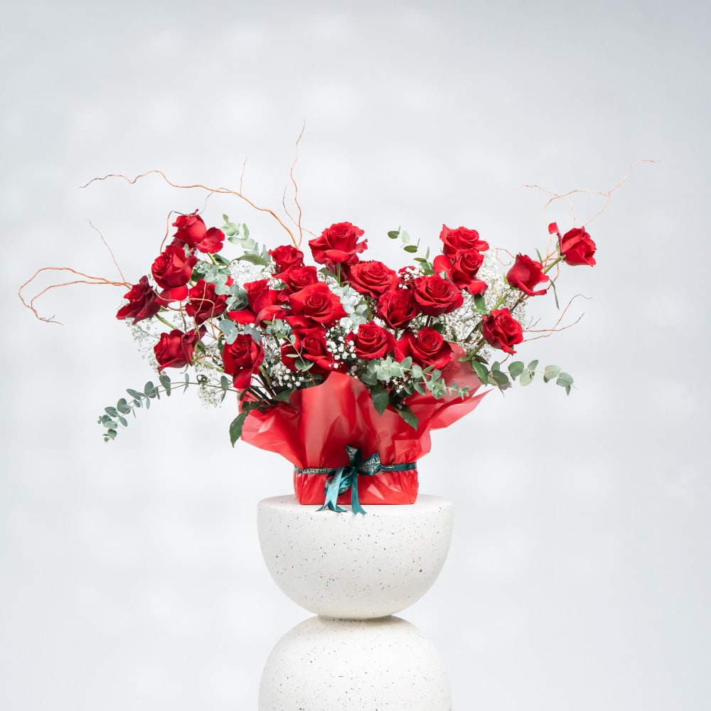 A19 Scarlet Elegance: Red Roses, Gypsophila & Eucalyptus with Salix (H 28 cm)