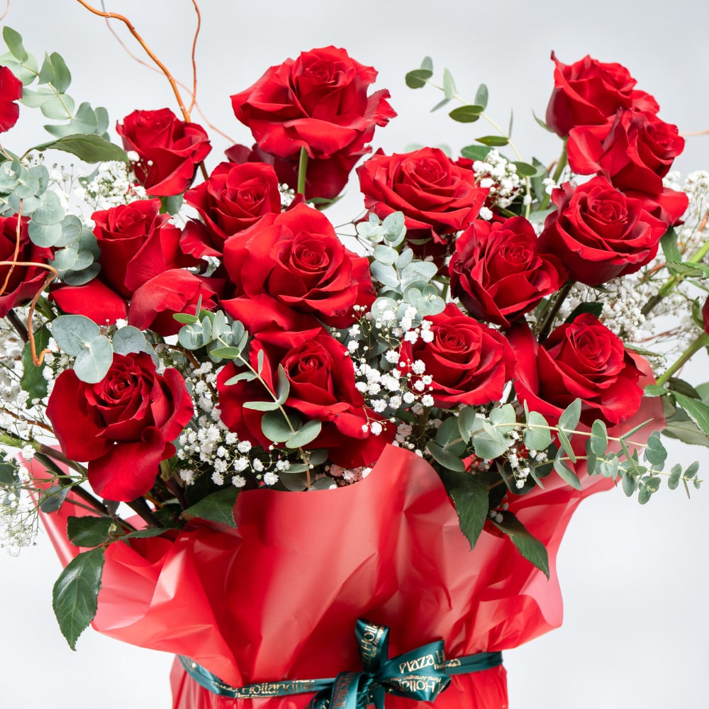A19.1 Scarlet Elegance: Red Roses, Gypsophila & Eucalyptus with Salix (H 28 cm)