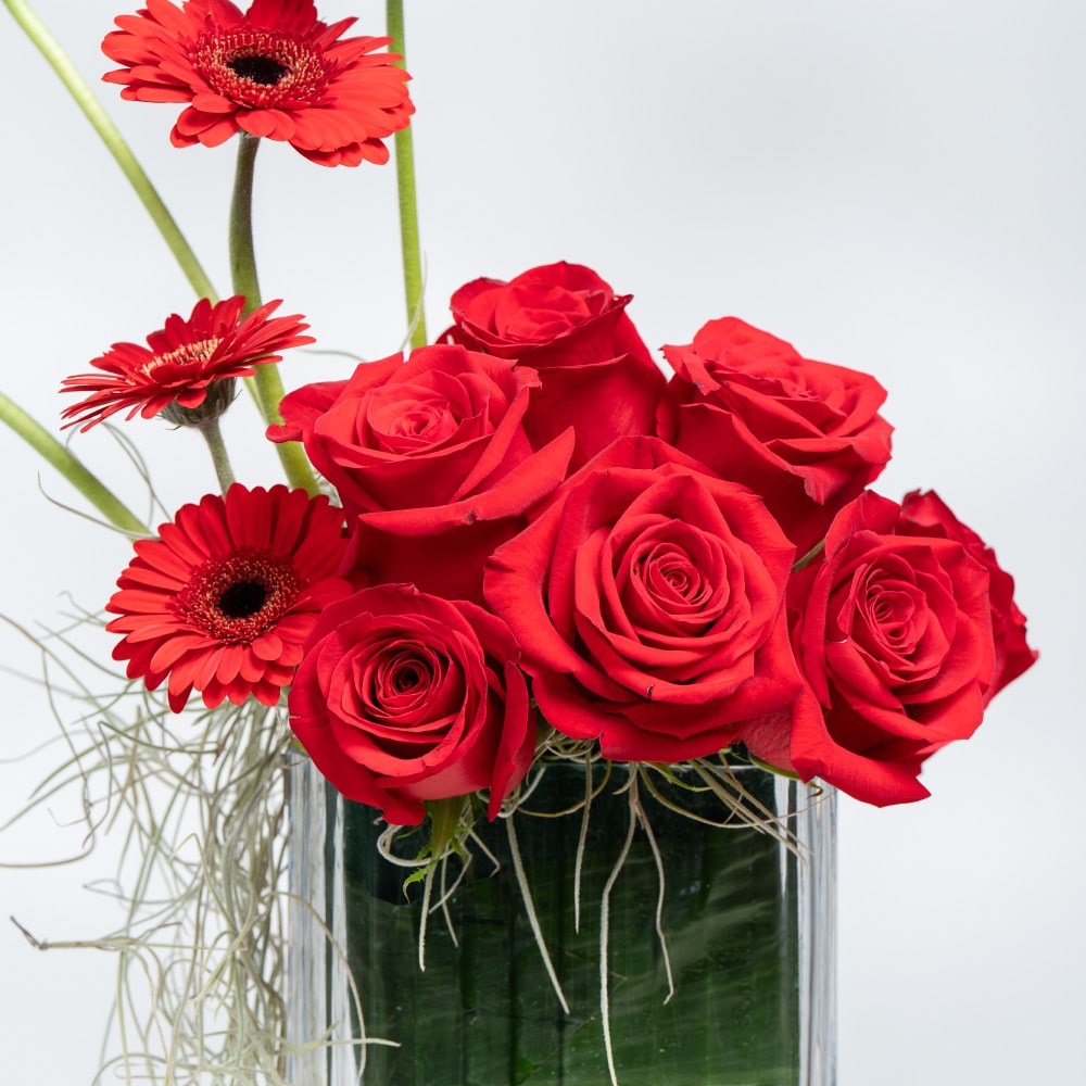 A23.1 Romantic Red Roses & Gerbera in Glass Vase (35 cm)