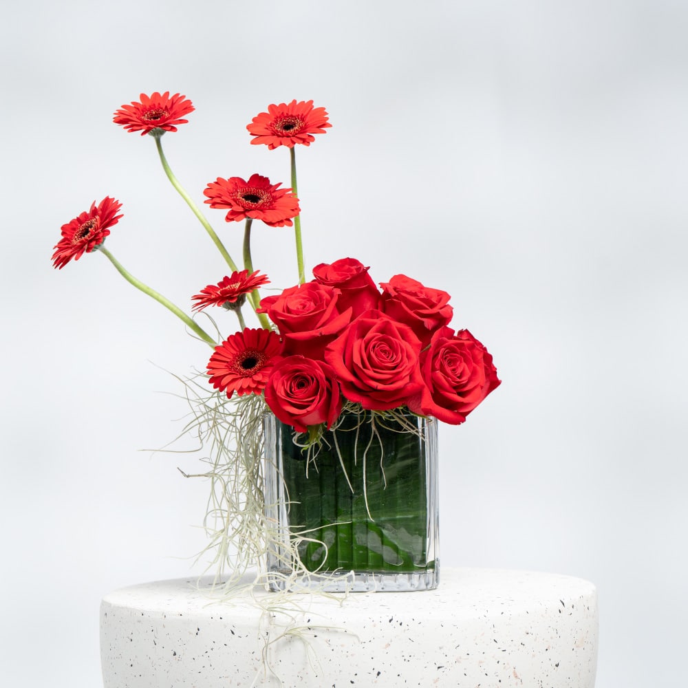 A23 Romantic Red Roses & Gerbera in Glass Vase (35 cm)