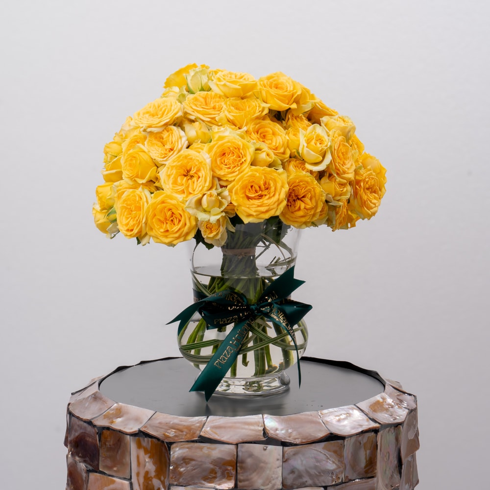 Yellow Spary Rose in Glass Vase (23cm) Yellow Spary Rose in Glass Vase (23cm)