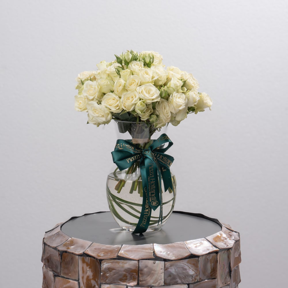 White Spray Roses in Glass Vase - 24 CM White Spray Roses in Glass Vase - 24 CM