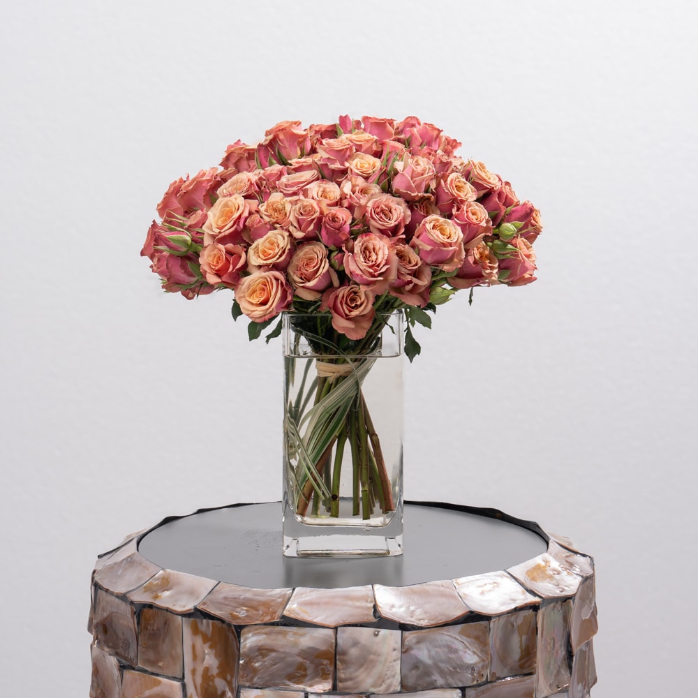 Delicate Pink Spray Roses Display in Glass Vase Delicate Pink Spray Roses Display in Glass Vase