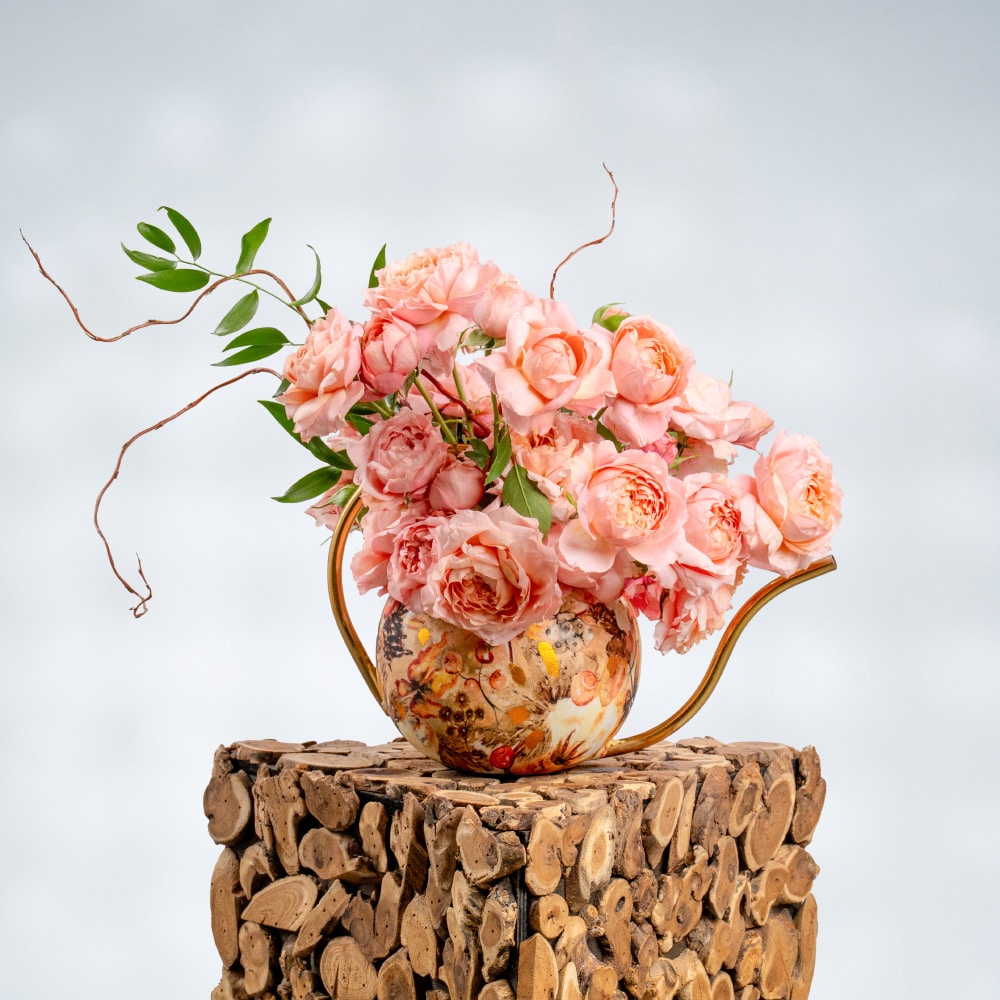 4 Charming Peach Spray Roses & Italian Ruscus in Designer-Pattern Metal Pot – 35cm