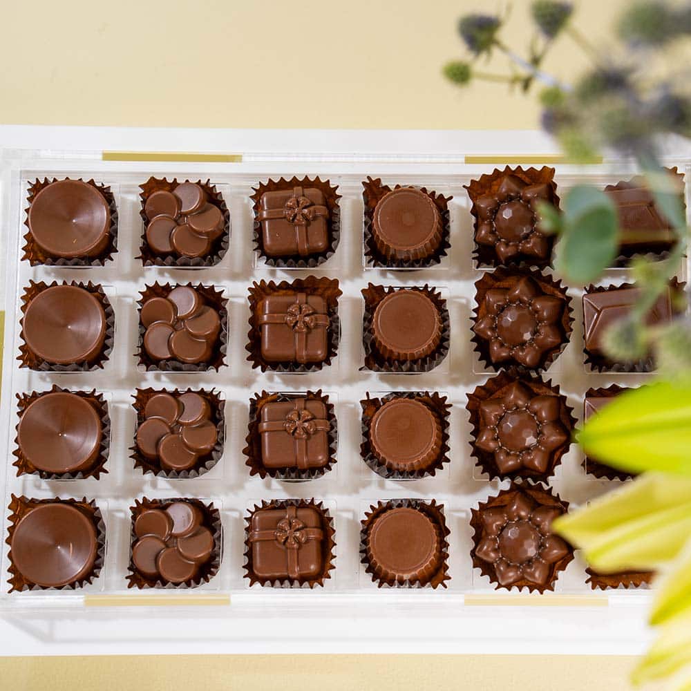 Vertical Hajj Blessings Floral & Chocolate Display Vertical Hajj Blessings Floral & Chocolate Display