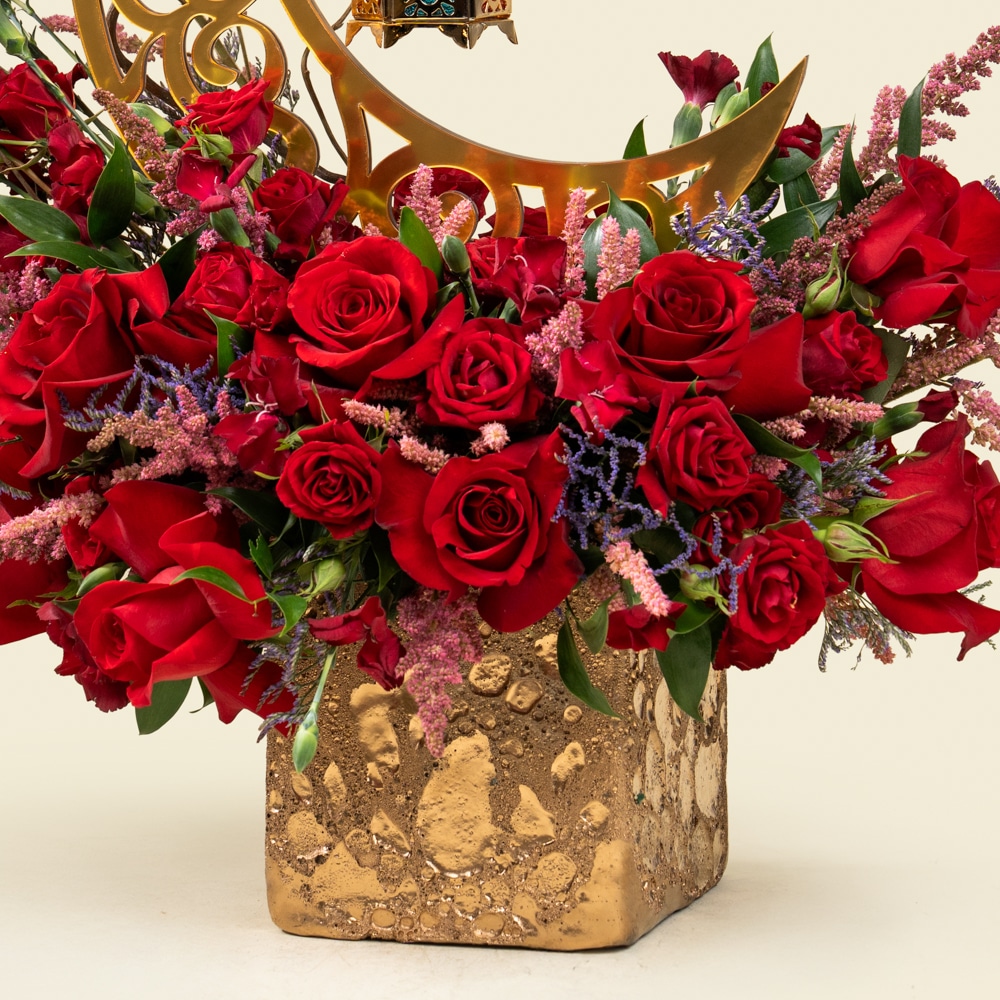 26.1-1.jpg Golden Crescent Moon Rose Arrangement with Lantern