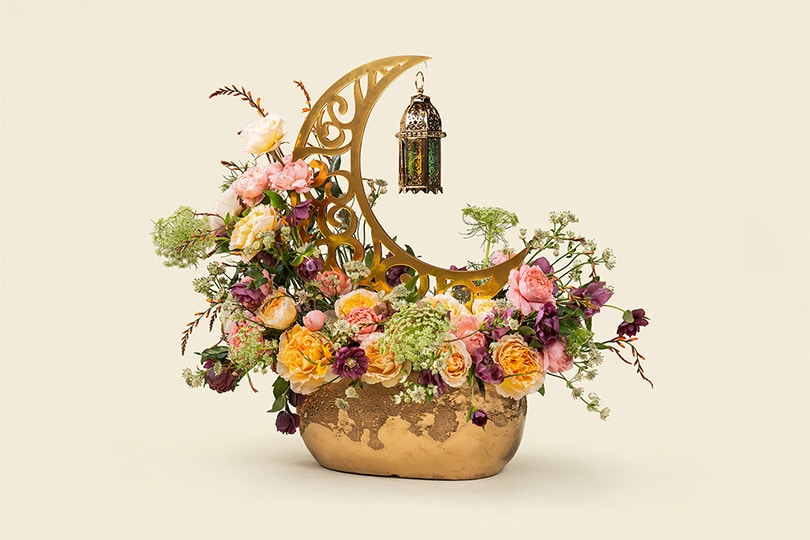 27-2-1.jpg Luxury Rose & Clematis Crescent Flower Arrangement with Ammi